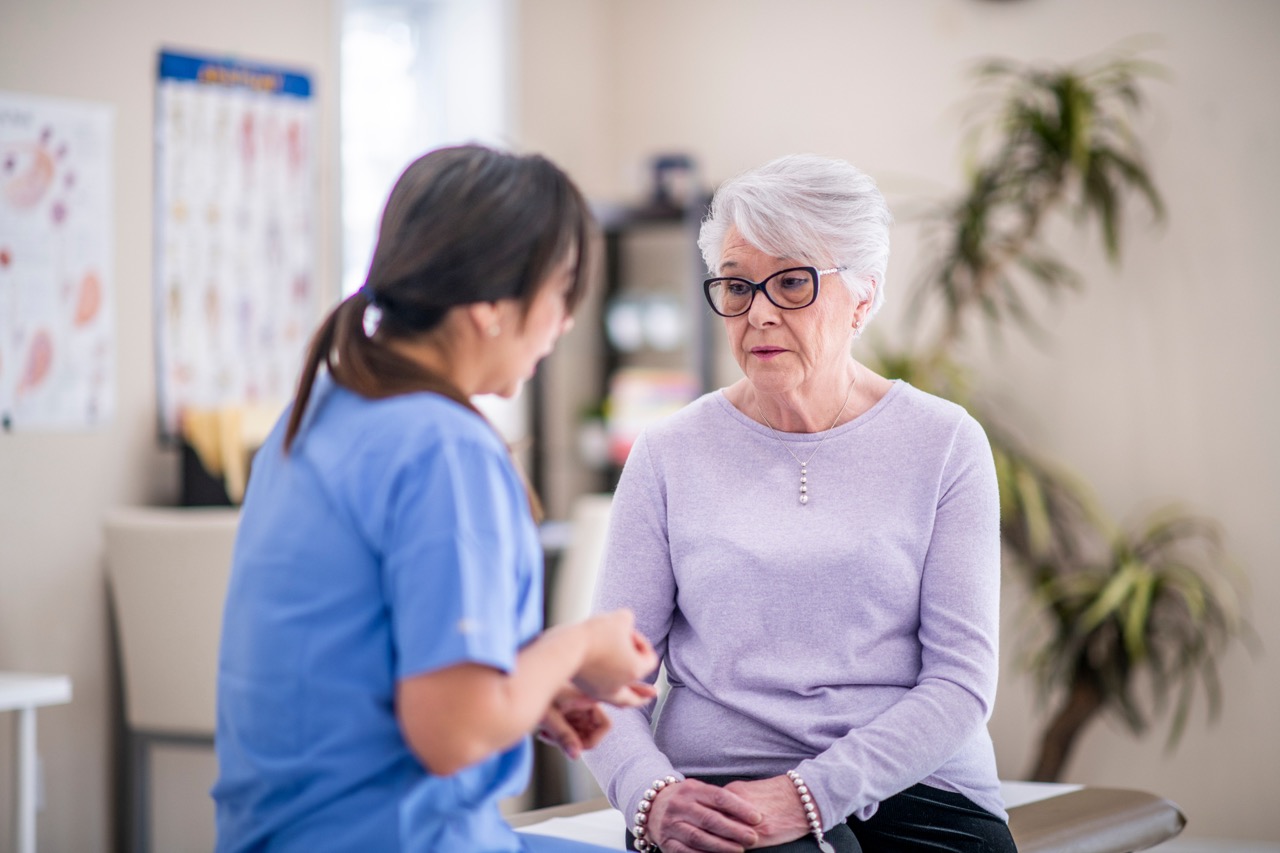Seniorzy w wieku od 60. roku życia są szczególnie narażeni na zakażenie wirusem RSV. Na szczepienia dla seniorów udaj się do lekarza lub apteki